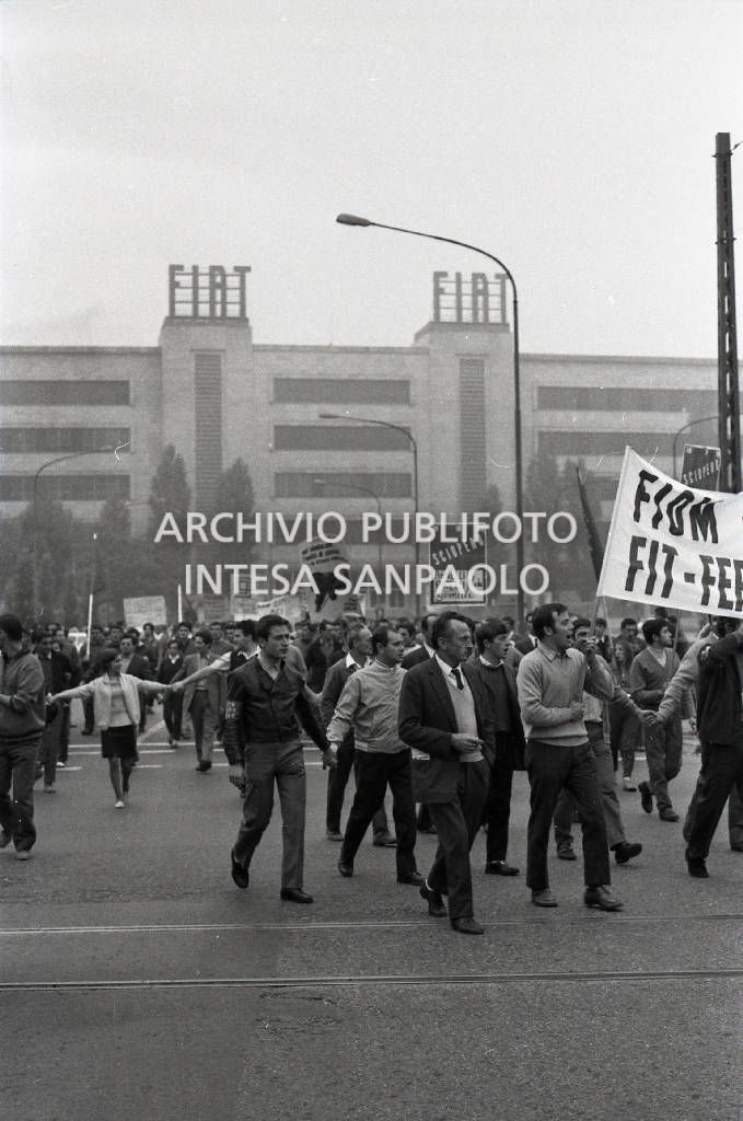 Operai in sciopero, davanti allo stabilimento Fiat Mirafiori, in corso Traiano a Torino, con cartelli, striscioni e bandiere