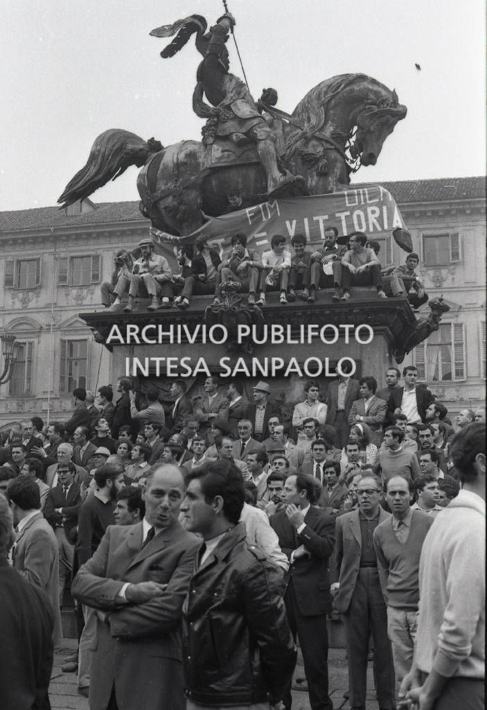 Manifestazione metalmeccanici, in piazza San Carlo a Torino, nel giorno dello sciopero nazionale