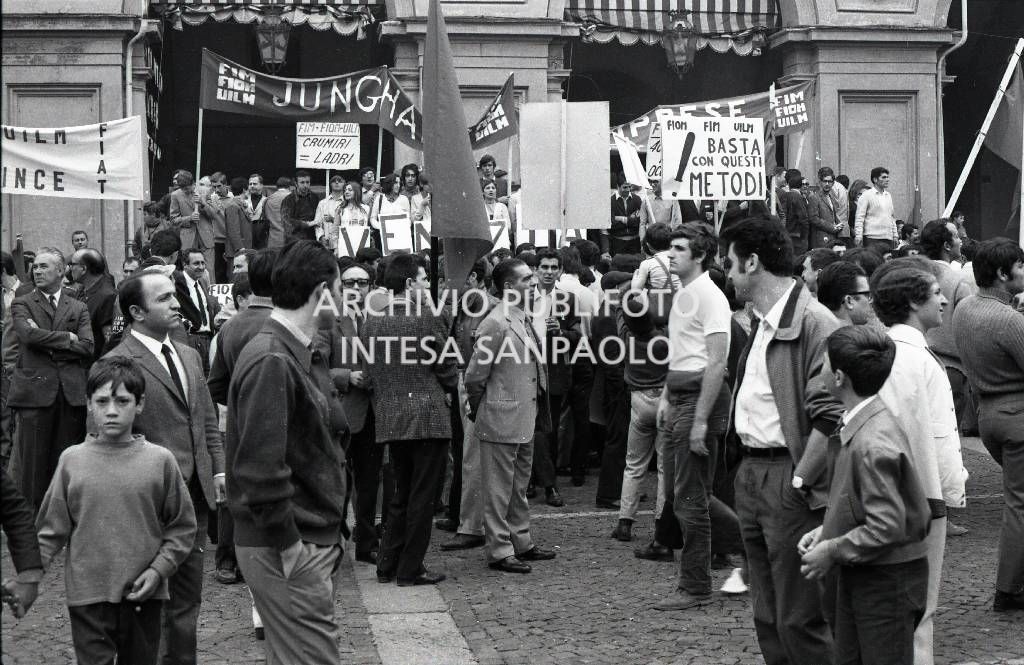 Manifestazione metalmeccanici, in piazza San Carlo a Torino, nel giorno dello sciopero nazionale
