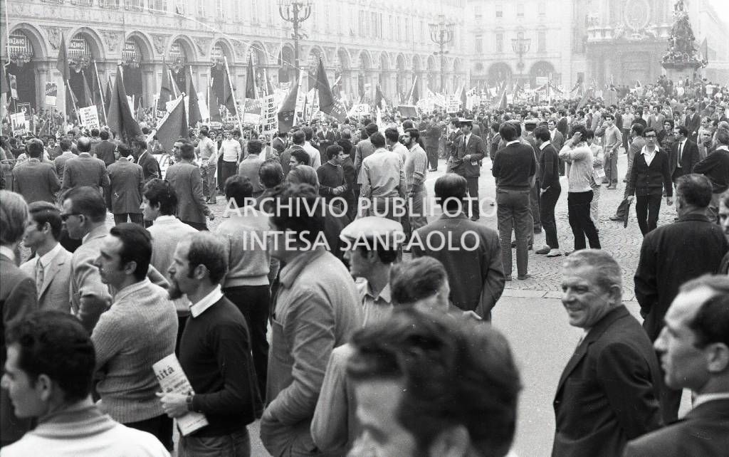 Manifestazione metalmeccanici, in piazza San Carlo a Torino, nel giorno dello sciopero nazionale