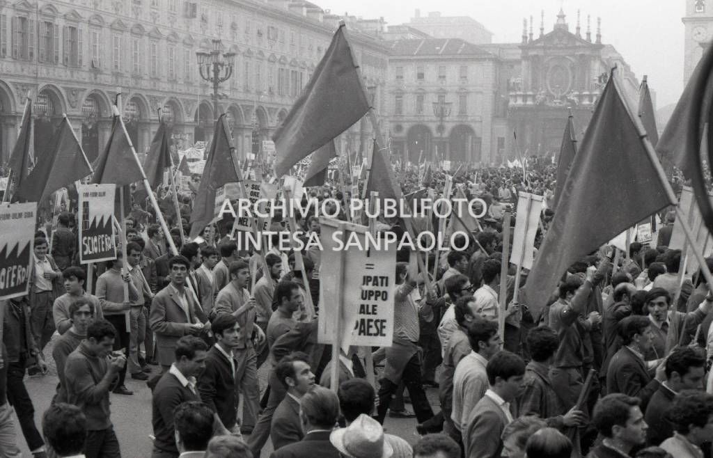 Manifestazione metalmeccanici, in piazza San Carlo a Torino, nel giorno dello sciopero nazionale
