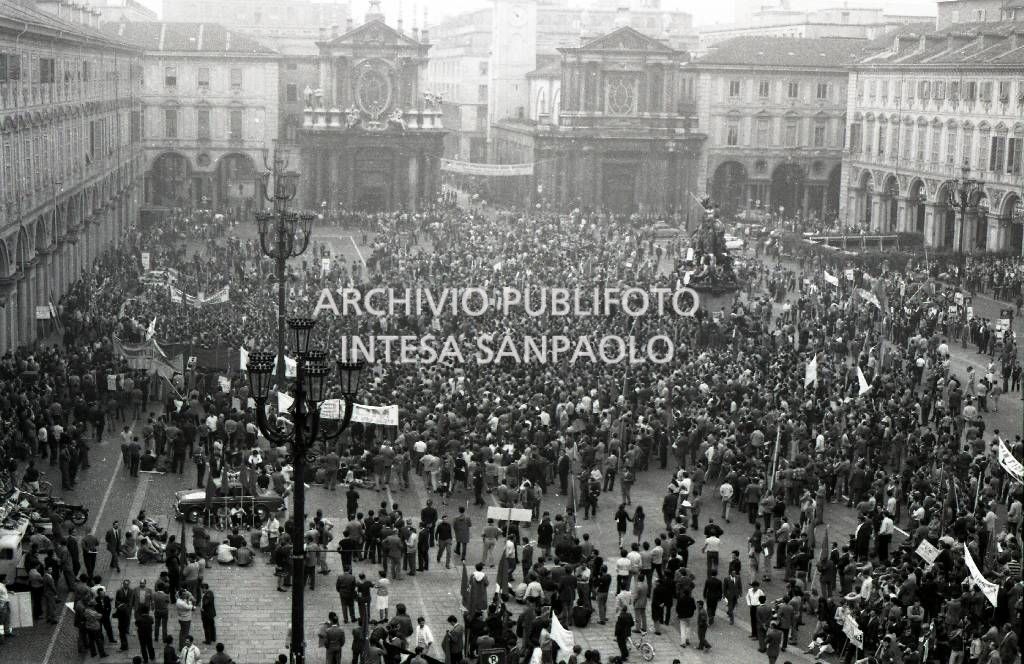 Manifestazione metalmeccanici, in piazza San Carlo a Torino, nel giorno dello sciopero nazionale