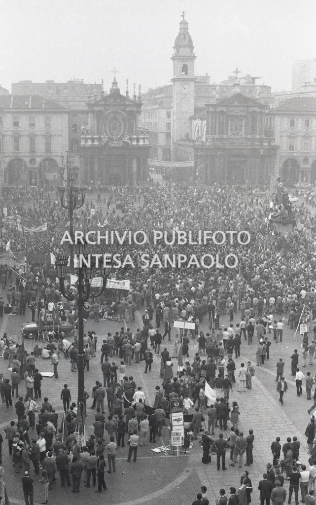 Manifestazione metalmeccanici, in piazza San Carlo a Torino, nel giorno dello sciopero nazionale