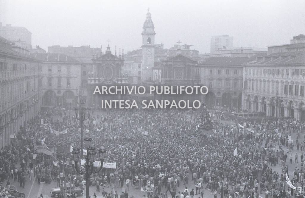 Manifestazione metalmeccanici, in piazza San Carlo a Torino, nel giorno dello sciopero nazionale