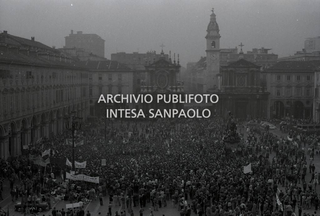 Manifestazione metalmeccanici, in piazza San Carlo a Torino, nel giorno dello sciopero nazionale