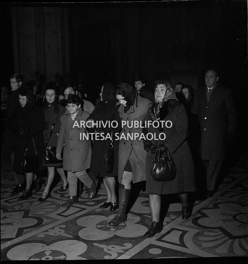 Strage di piazza Fontana: funerali delle vittime in piazza del Duomo e danni alla Banca Nazionale dell'Agricoltura di Milano