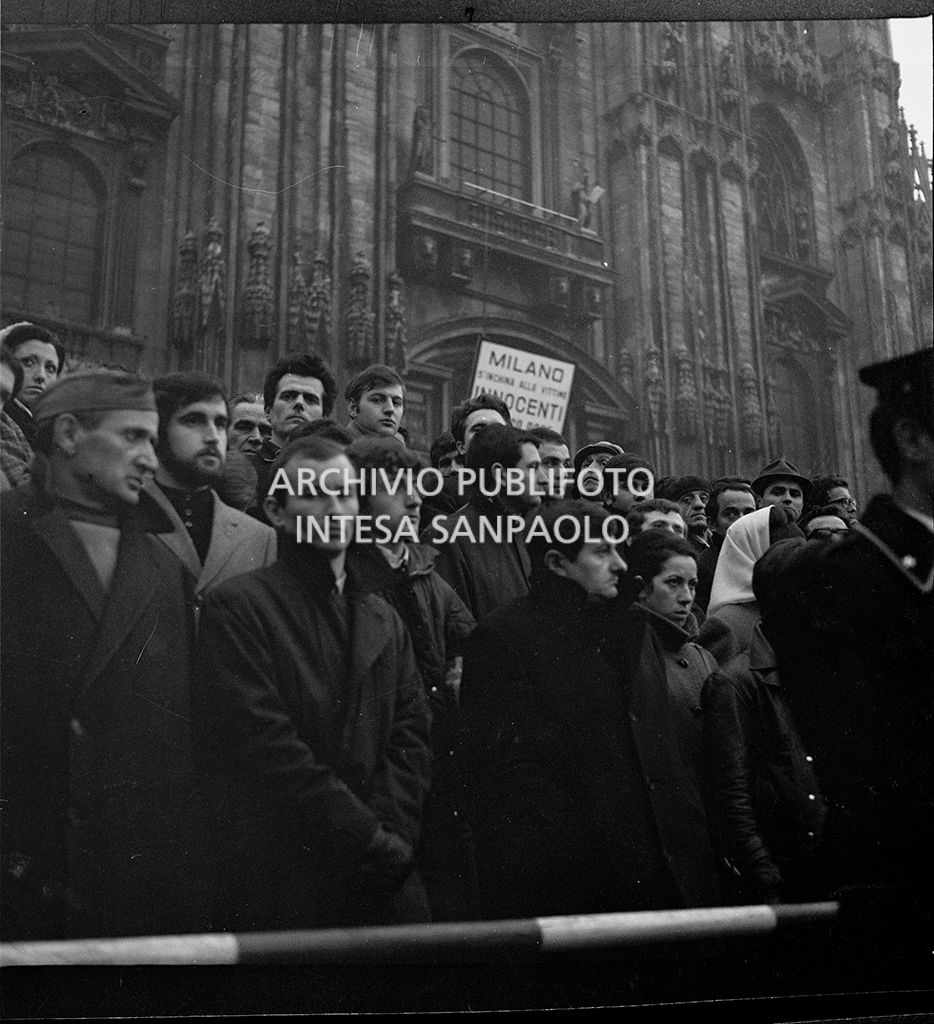Strage di piazza Fontana: funerali delle vittime in piazza del Duomo e danni alla Banca Nazionale dell'Agricoltura di Milano