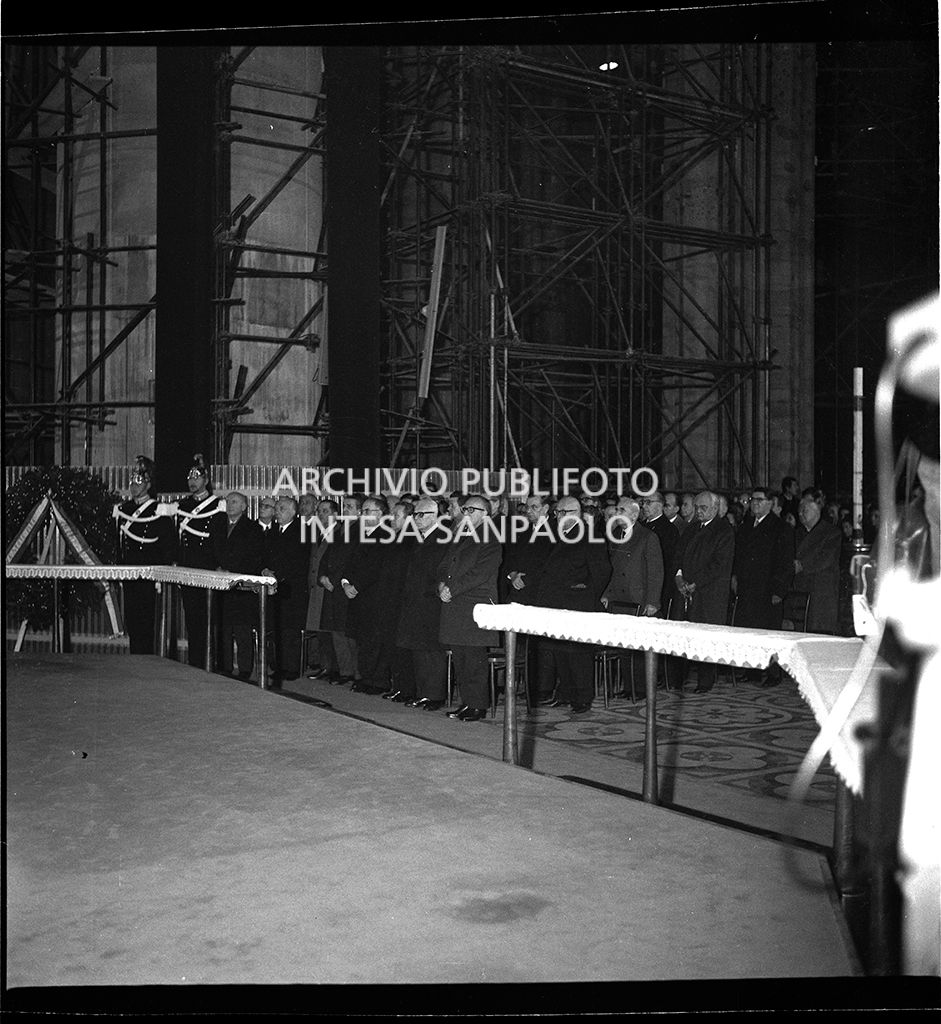 Strage di piazza Fontana: funerali delle vittime in piazza del Duomo e danni alla Banca Nazionale dell'Agricoltura di Milano