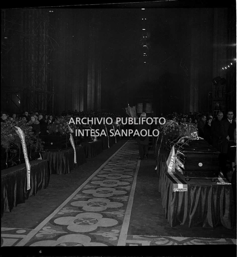Strage di piazza Fontana: funerali delle vittime in piazza del Duomo e danni alla Banca Nazionale dell'Agricoltura di Milano