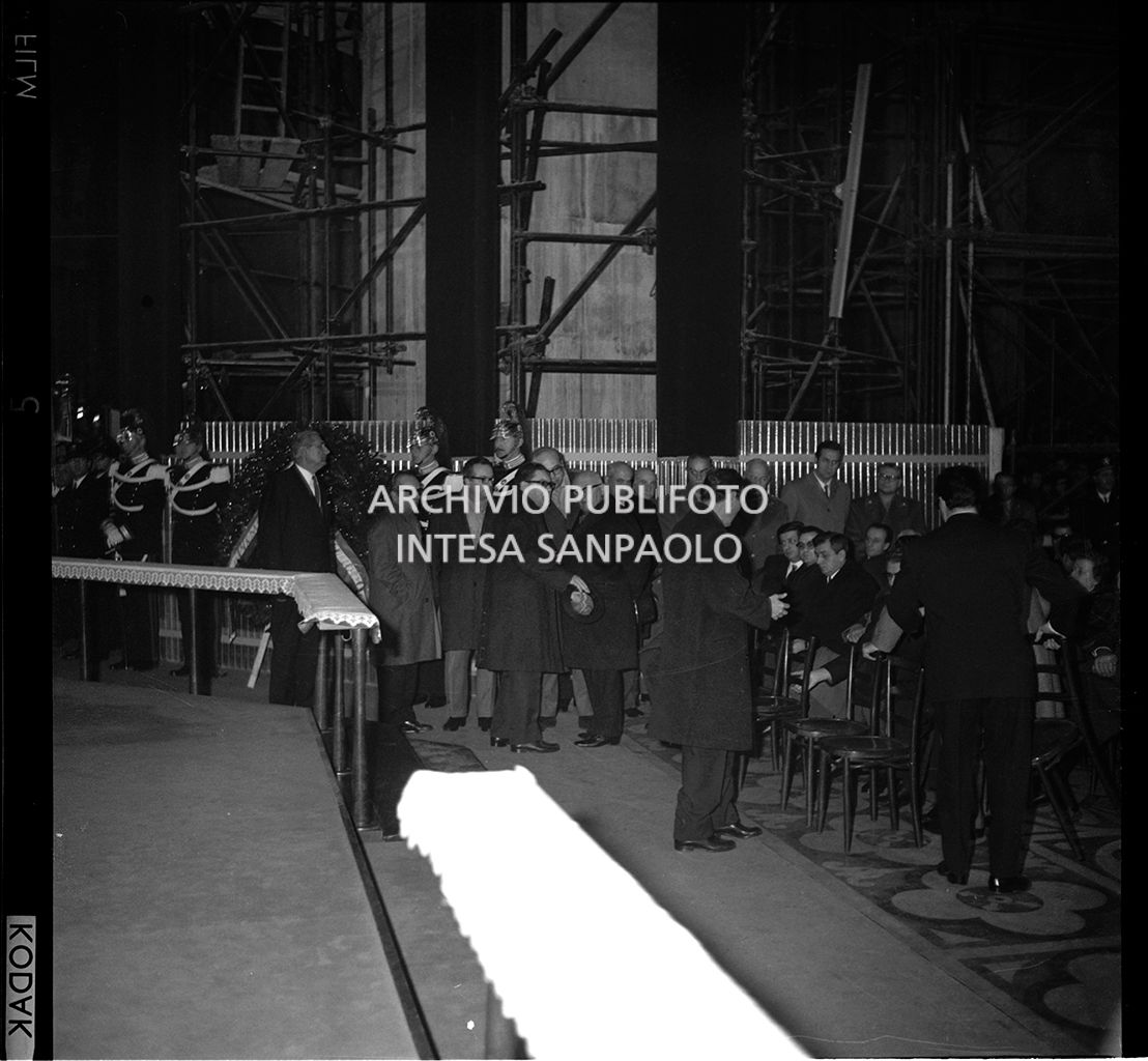 Strage di piazza Fontana: funerali delle vittime in piazza del Duomo e danni alla Banca Nazionale dell'Agricoltura di Milano