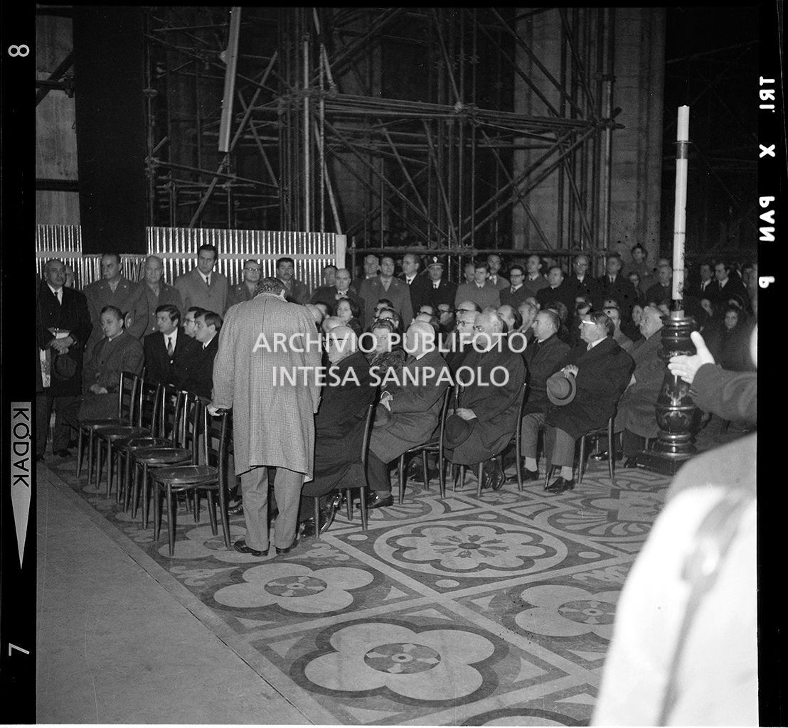 Strage di piazza Fontana: funerali delle vittime in piazza del Duomo e danni alla Banca Nazionale dell'Agricoltura di Milano