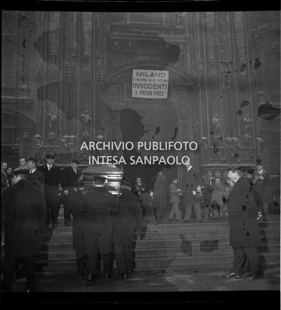 Strage di piazza Fontana: funerali delle vittime in piazza del Duomo e danni alla Banca Nazionale dell'Agricoltura di Milano