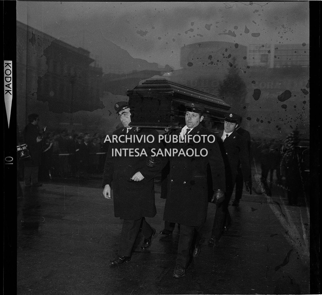 Strage di piazza Fontana: funerali delle vittime in piazza del Duomo e danni alla Banca Nazionale dell'Agricoltura di Milano