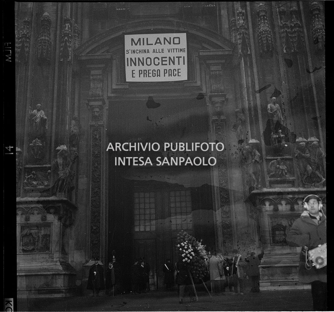 Strage di piazza Fontana: funerali delle vittime in piazza del Duomo e danni alla Banca Nazionale dell'Agricoltura di Milano