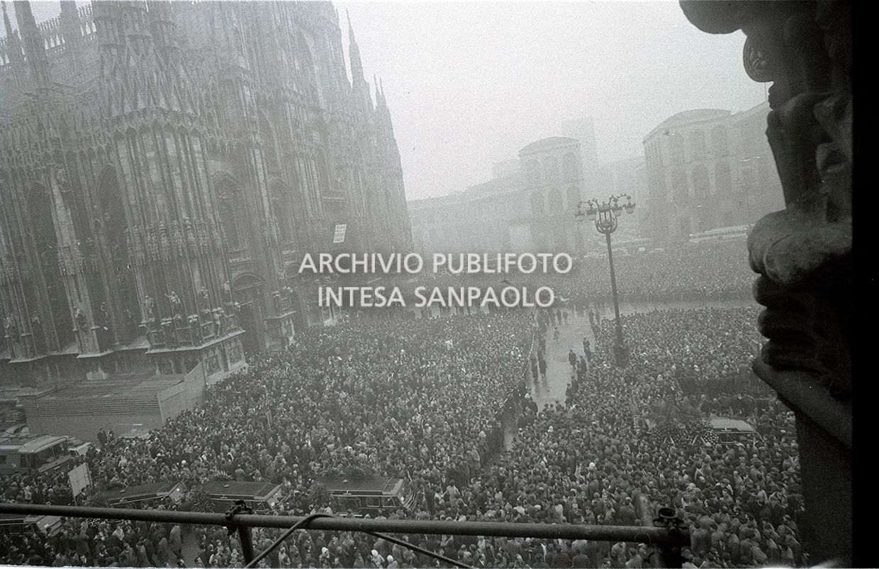 Strage di piazza Fontana: funerali delle vittime in piazza del Duomo e danni alla Banca Nazionale dell'Agricoltura di Milano