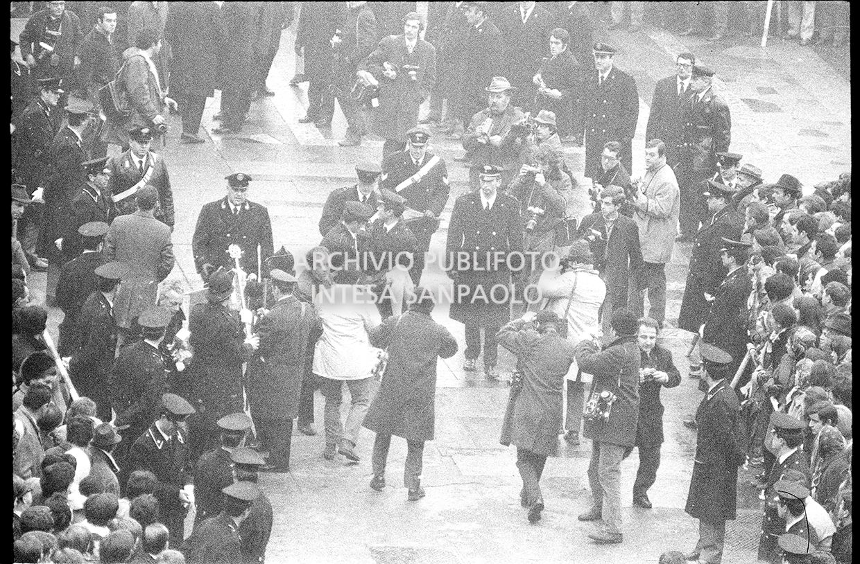 Strage di piazza Fontana: funerali delle vittime in piazza del Duomo e danni alla Banca Nazionale dell'Agricoltura di Milano