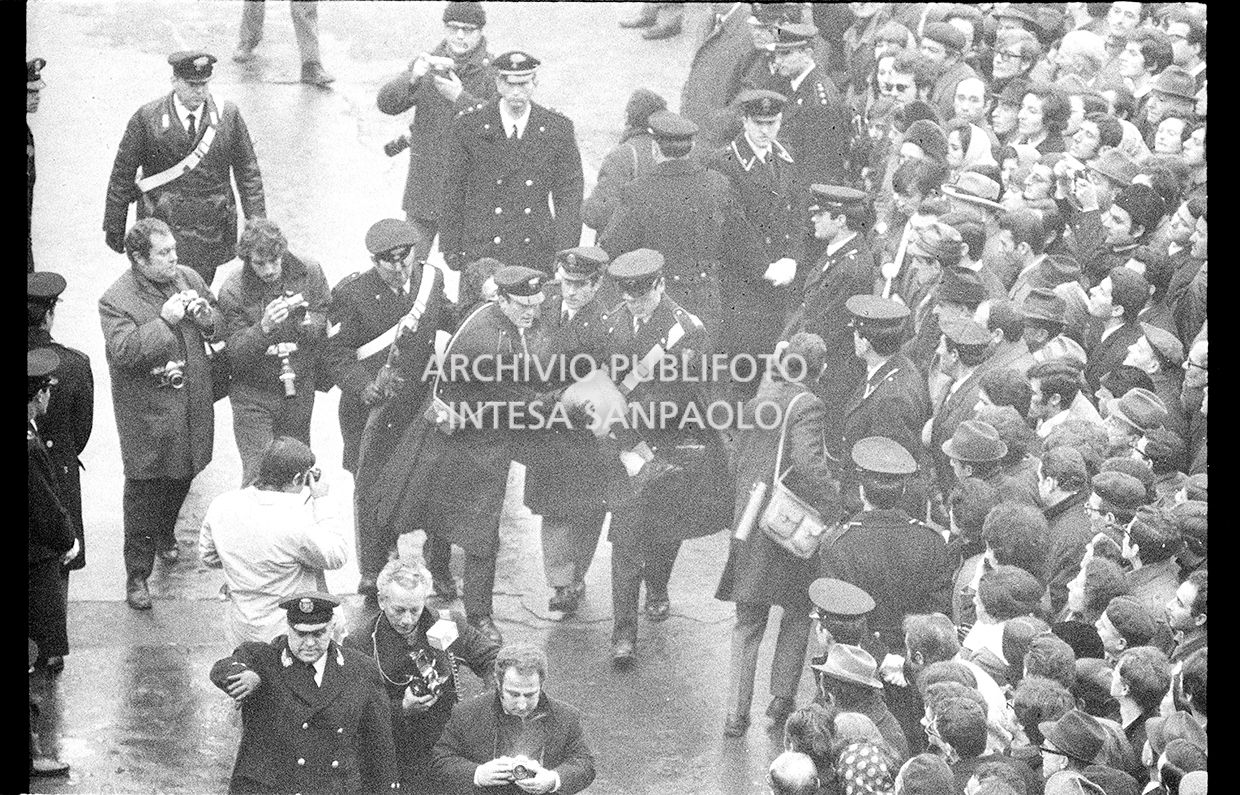 Strage di piazza Fontana: funerali delle vittime in piazza del Duomo e danni alla Banca Nazionale dell'Agricoltura di Milano