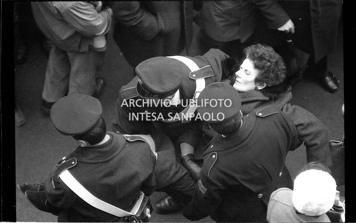 Strage di piazza Fontana: funerali delle vittime in piazza del Duomo e danni alla Banca Nazionale dell'Agricoltura di Milano