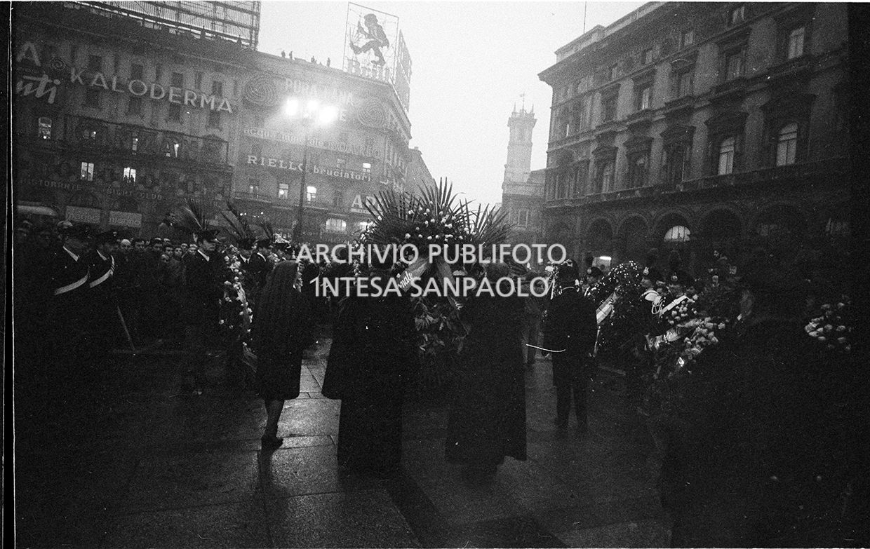 Strage di piazza Fontana: funerali delle vittime in piazza del Duomo e danni alla Banca Nazionale dell'Agricoltura di Milano