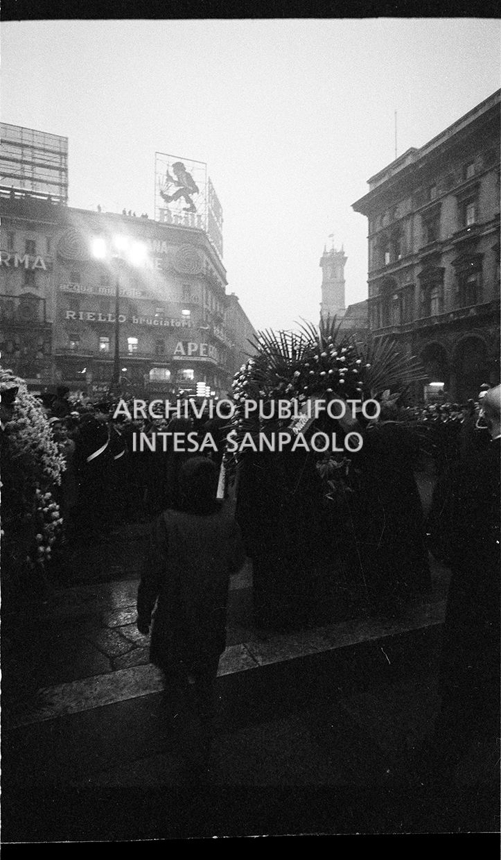 Strage di piazza Fontana: funerali delle vittime in piazza del Duomo e danni alla Banca Nazionale dell'Agricoltura di Milano