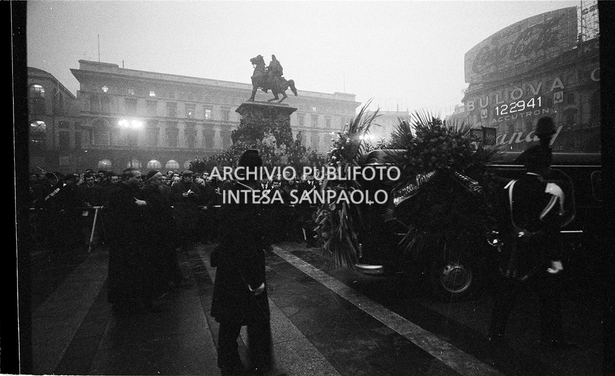 Strage di piazza Fontana: funerali delle vittime in piazza del Duomo e danni alla Banca Nazionale dell'Agricoltura di Milano