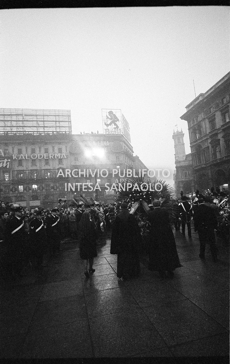 Strage di piazza Fontana: funerali delle vittime in piazza del Duomo e danni alla Banca Nazionale dell'Agricoltura di Milano