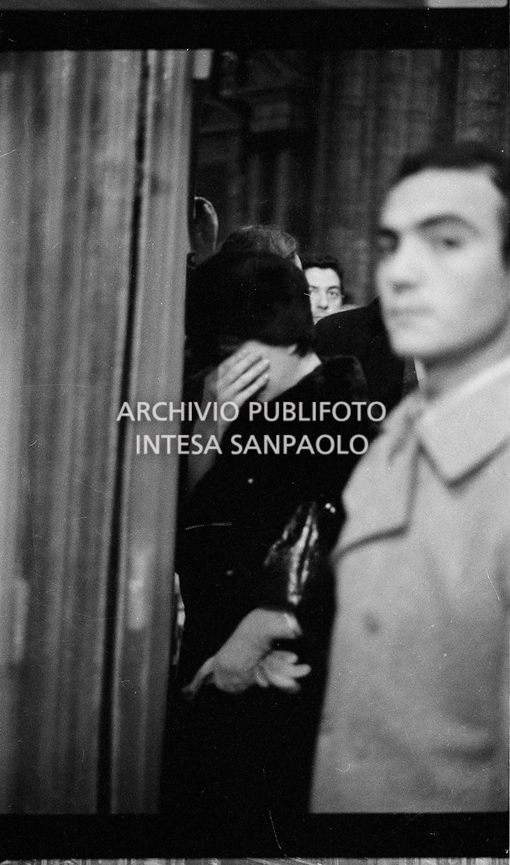 Strage di piazza Fontana: funerali delle vittime in piazza del Duomo e danni alla Banca Nazionale dell'Agricoltura di Milano