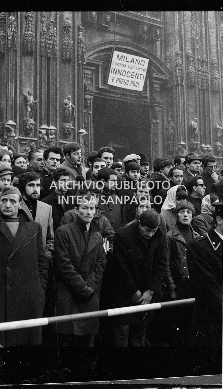 Strage di piazza Fontana: funerali delle vittime in piazza del Duomo e danni alla Banca Nazionale dell'Agricoltura di Milano