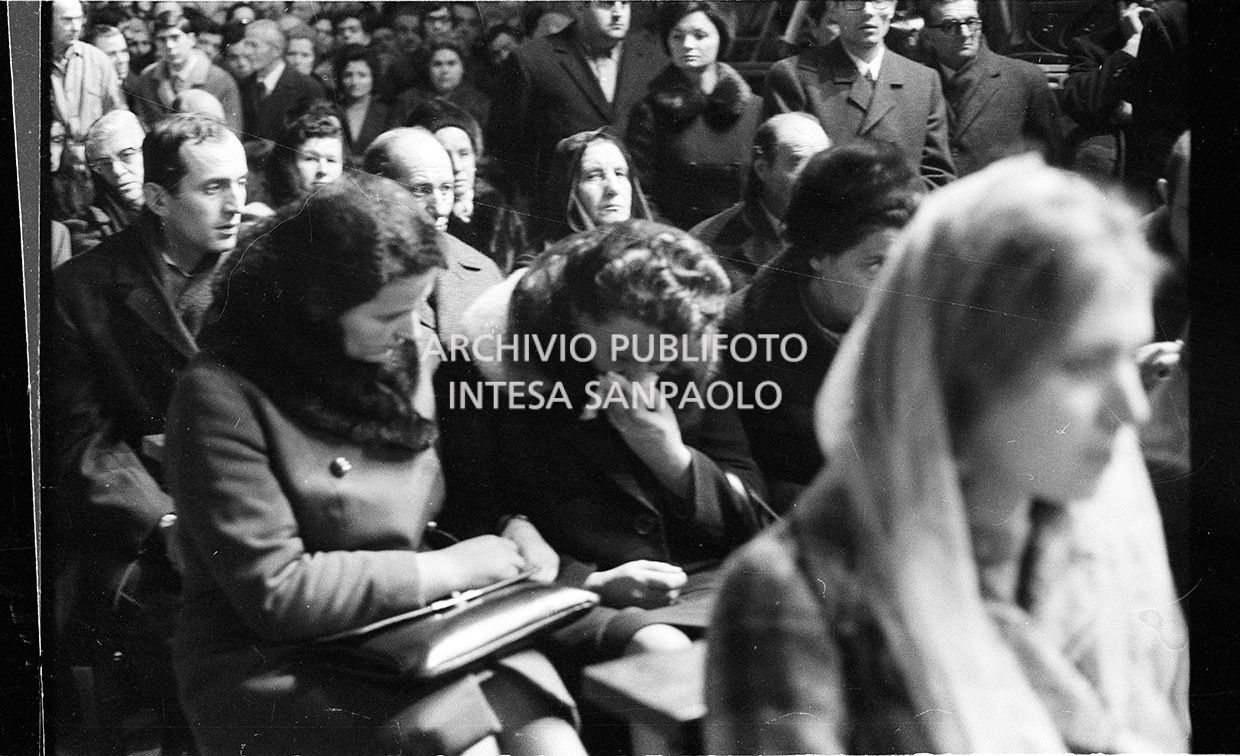 Strage di piazza Fontana: funerali delle vittime in piazza del Duomo e danni alla Banca Nazionale dell'Agricoltura di Milano