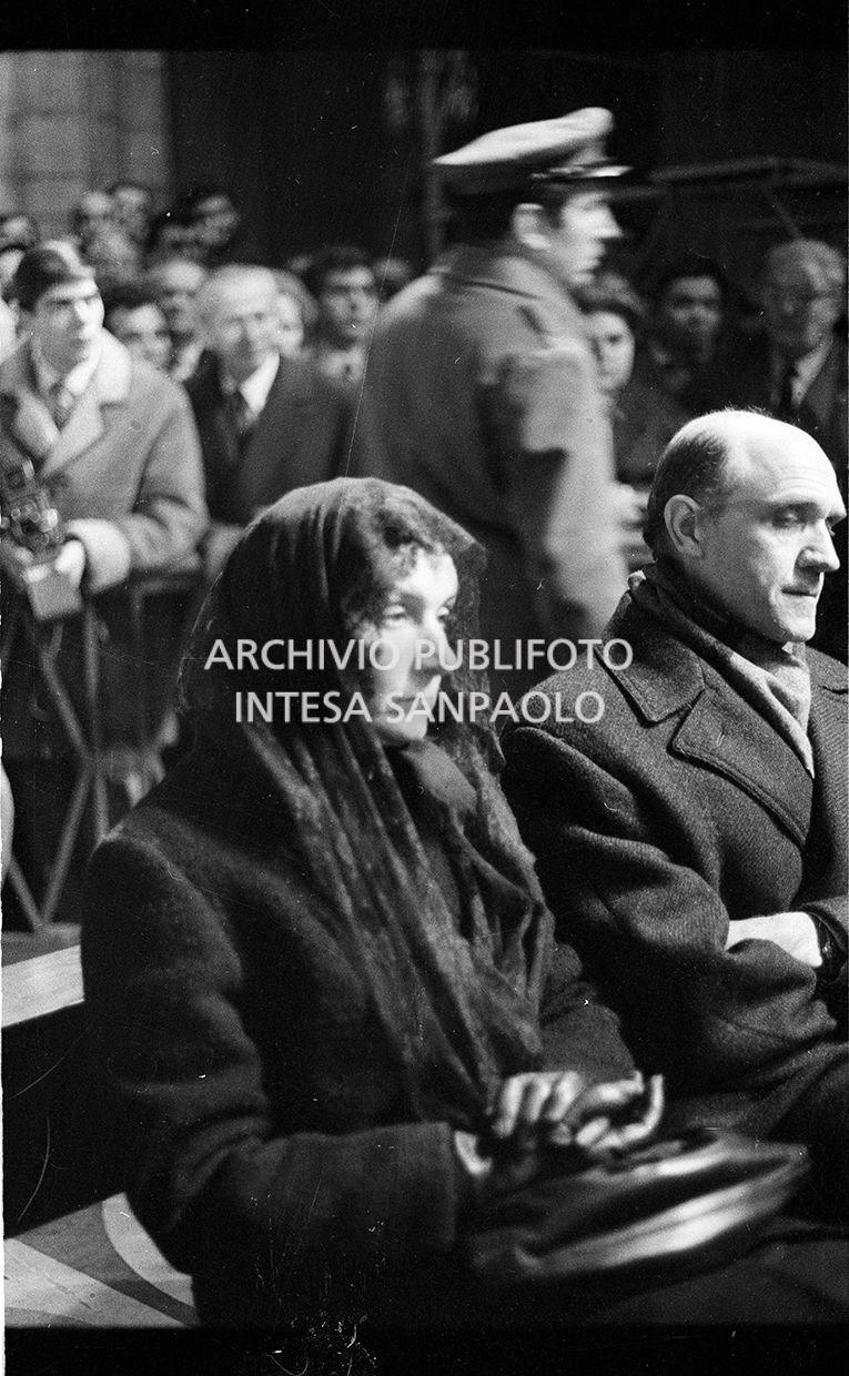 Strage di piazza Fontana: funerali delle vittime in piazza del Duomo e danni alla Banca Nazionale dell'Agricoltura di Milano