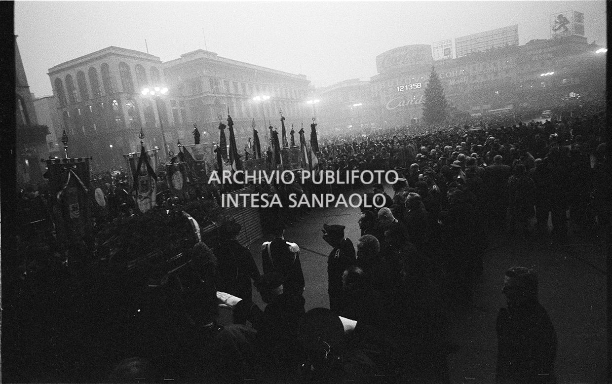 Strage di piazza Fontana: funerali delle vittime in piazza del Duomo e danni alla Banca Nazionale dell'Agricoltura di Milano