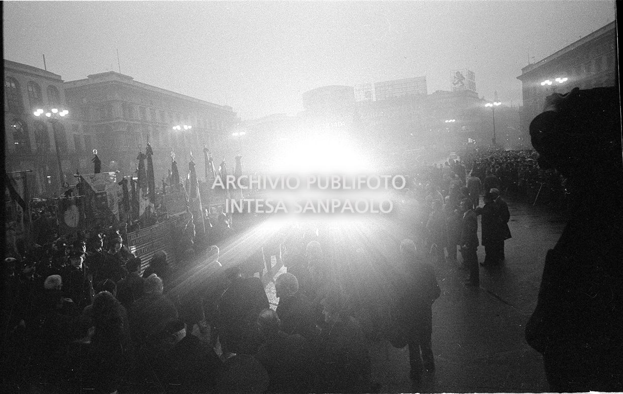 Strage di piazza Fontana: funerali delle vittime in piazza del Duomo e danni alla Banca Nazionale dell'Agricoltura di Milano