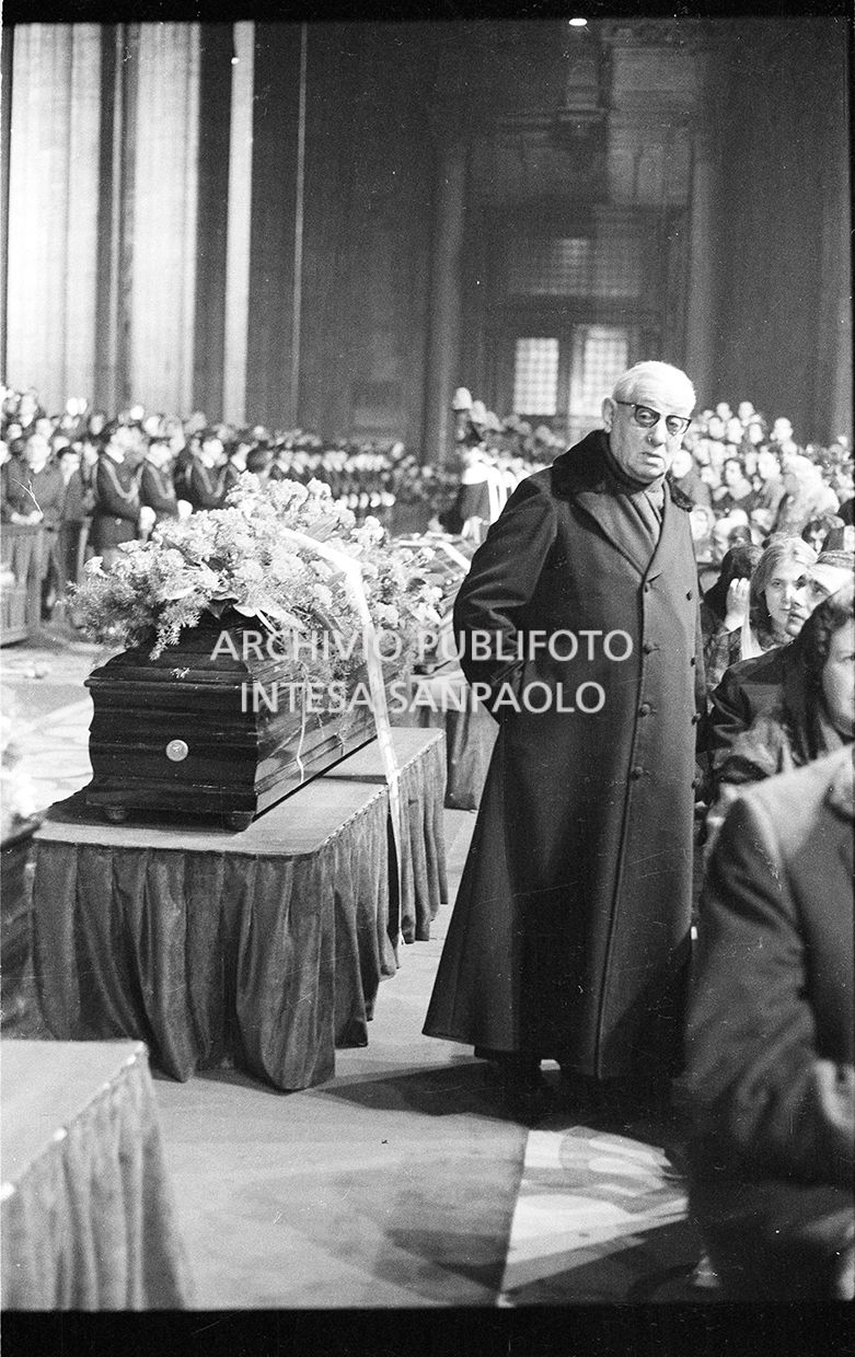 Strage di piazza Fontana: funerali delle vittime in piazza del Duomo e danni alla Banca Nazionale dell'Agricoltura di Milano