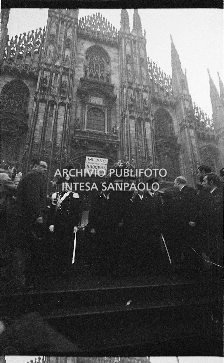 Strage di piazza Fontana: funerali delle vittime in piazza del Duomo e danni alla Banca Nazionale dell'Agricoltura di Milano