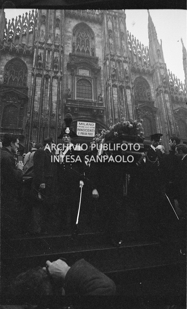Strage di piazza Fontana: funerali delle vittime in piazza del Duomo e danni alla Banca Nazionale dell'Agricoltura di Milano