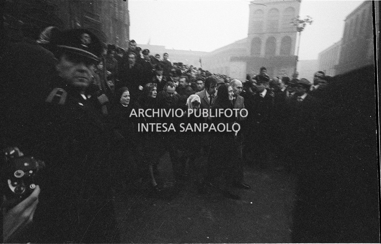 Strage di piazza Fontana: funerali delle vittime in piazza del Duomo e danni alla Banca Nazionale dell'Agricoltura di Milano
