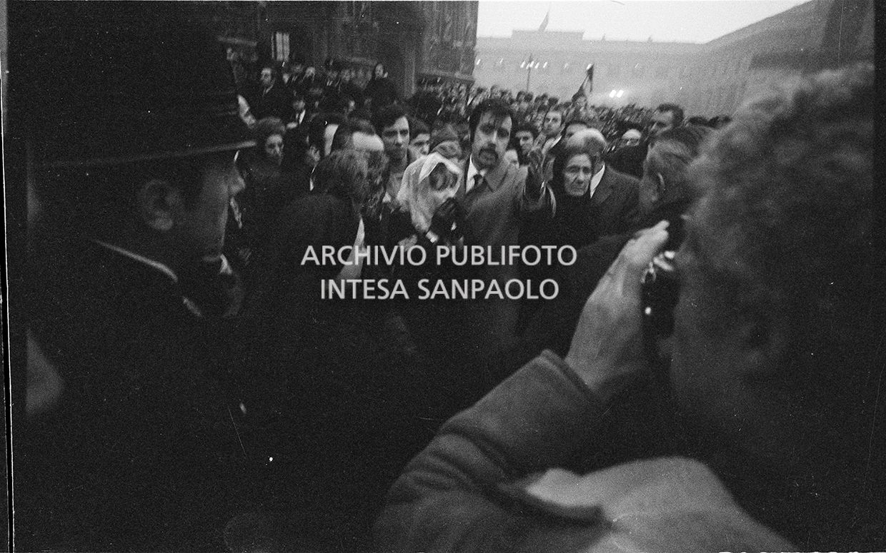 Strage di piazza Fontana: funerali delle vittime in piazza del Duomo e danni alla Banca Nazionale dell'Agricoltura di Milano