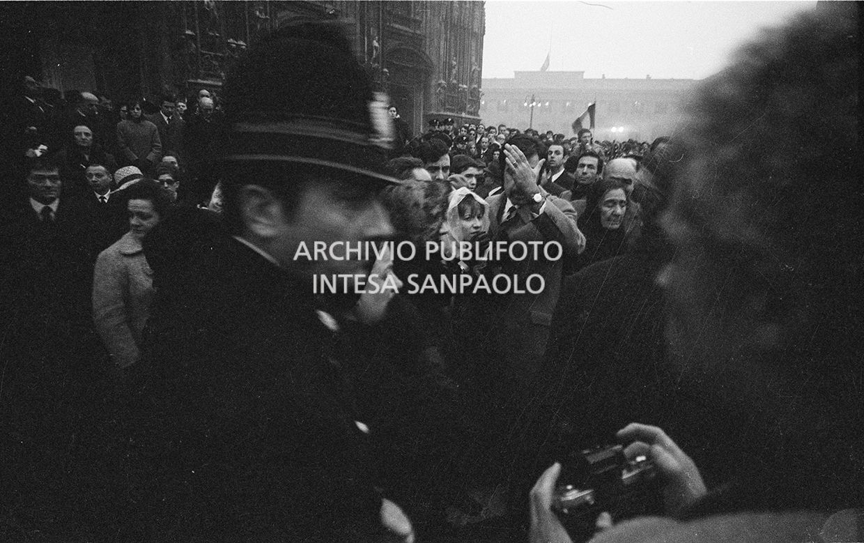 Strage di piazza Fontana: funerali delle vittime in piazza del Duomo e danni alla Banca Nazionale dell'Agricoltura di Milano
