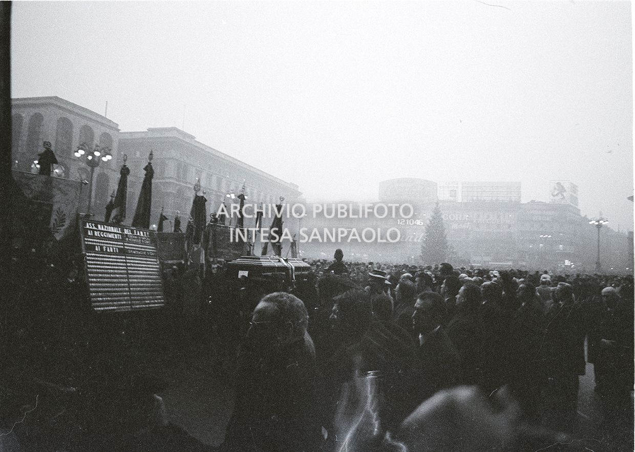 Strage di piazza Fontana: funerali delle vittime in piazza del Duomo e danni alla Banca Nazionale dell'Agricoltura di Milano
