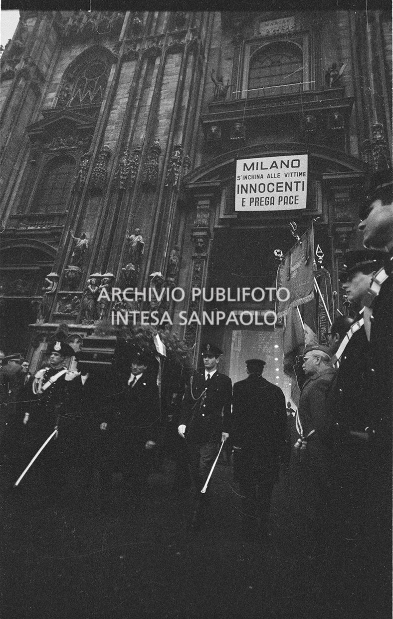 Strage di piazza Fontana: funerali delle vittime in piazza del Duomo e danni alla Banca Nazionale dell'Agricoltura di Milano