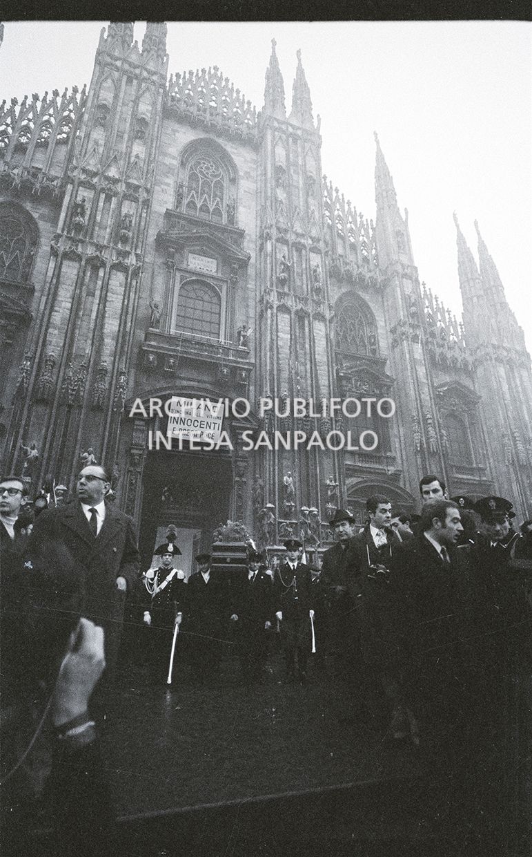 Strage di piazza Fontana: funerali delle vittime in piazza del Duomo e danni alla Banca Nazionale dell'Agricoltura di Milano