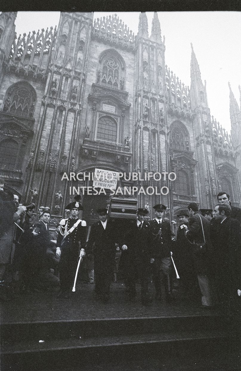 Strage di piazza Fontana: funerali delle vittime in piazza del Duomo e danni alla Banca Nazionale dell'Agricoltura di Milano