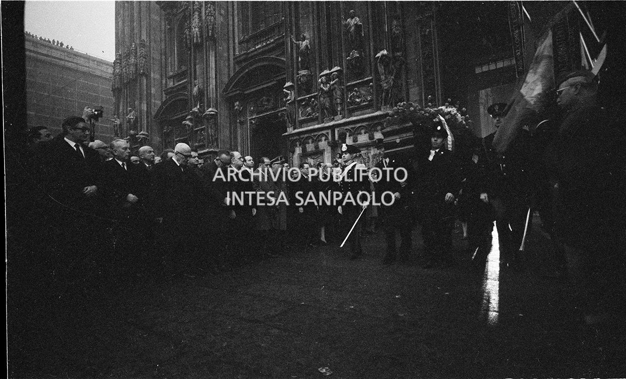 Strage di piazza Fontana: funerali delle vittime in piazza del Duomo e danni alla Banca Nazionale dell'Agricoltura di Milano
