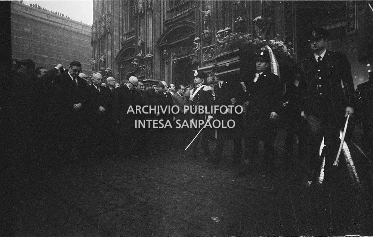 Strage di piazza Fontana: funerali delle vittime in piazza del Duomo e danni alla Banca Nazionale dell'Agricoltura di Milano