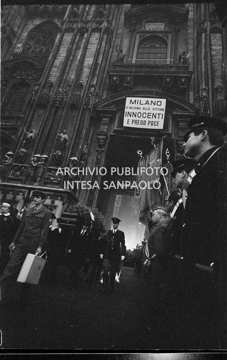 Strage di piazza Fontana: funerali delle vittime in piazza del Duomo e danni alla Banca Nazionale dell'Agricoltura di Milano