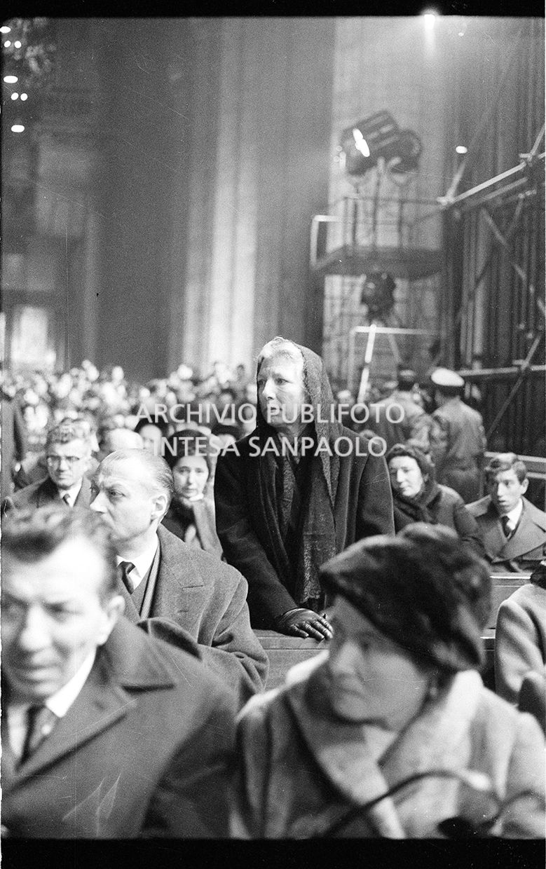 Strage di piazza Fontana: funerali delle vittime in piazza del Duomo e danni alla Banca Nazionale dell'Agricoltura di Milano