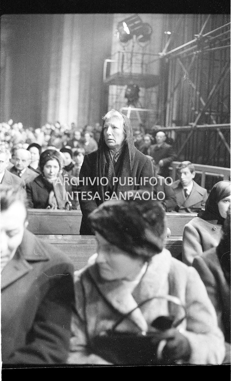 Strage di piazza Fontana: funerali delle vittime in piazza del Duomo e danni alla Banca Nazionale dell'Agricoltura di Milano