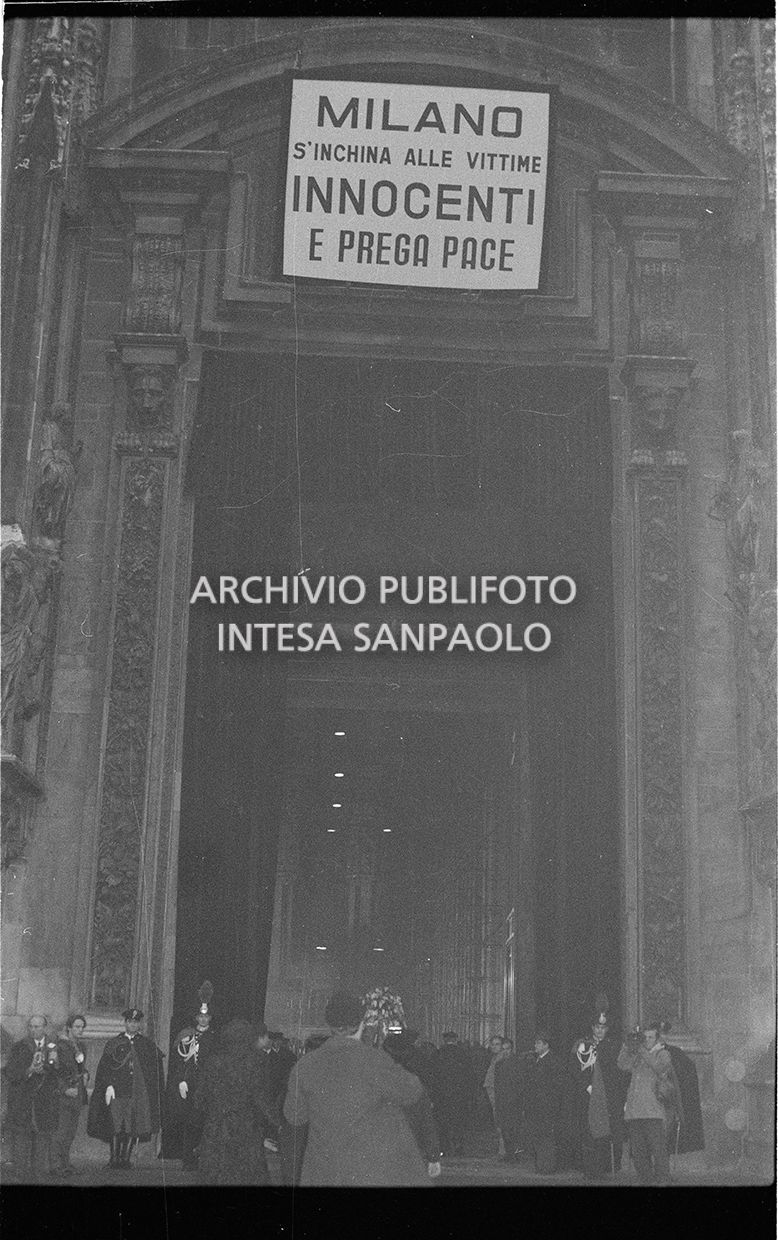 Strage di piazza Fontana: funerali delle vittime in piazza del Duomo e danni alla Banca Nazionale dell'Agricoltura di Milano