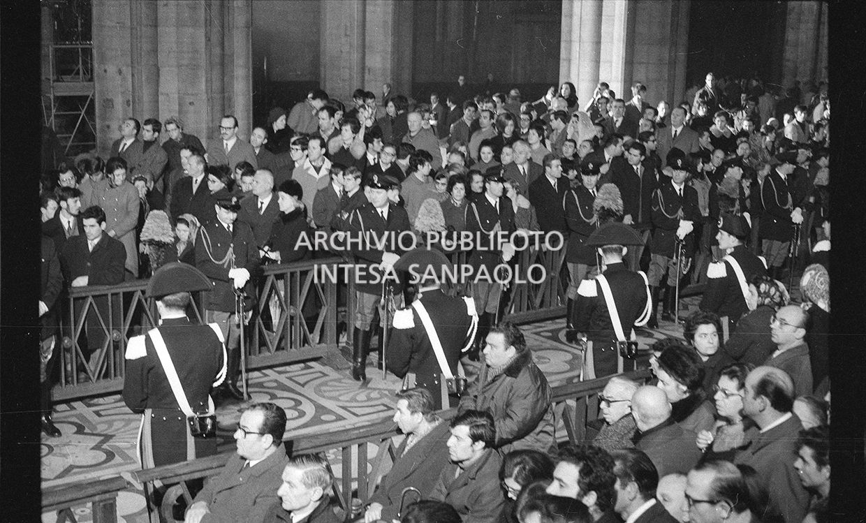 Strage di piazza Fontana: funerali delle vittime in piazza del Duomo e danni alla Banca Nazionale dell'Agricoltura di Milano