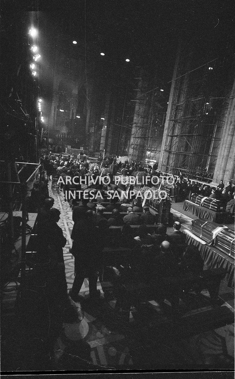 Strage di piazza Fontana: funerali delle vittime in piazza del Duomo e danni alla Banca Nazionale dell'Agricoltura di Milano